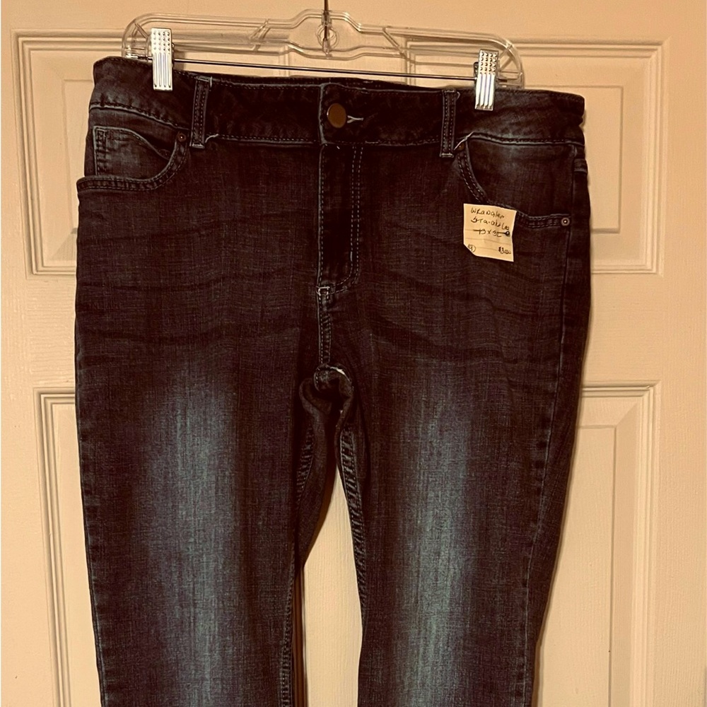 WOMENS WRANGLER STRAIGHT LEG JEANS
13/32